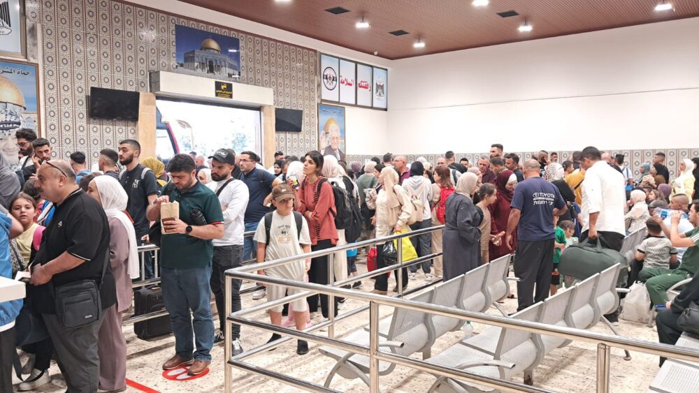 "المعابر والحدود": حركة سفر نشطة في معبر الكرامة دون تحديد ساعات عمل ثابتة