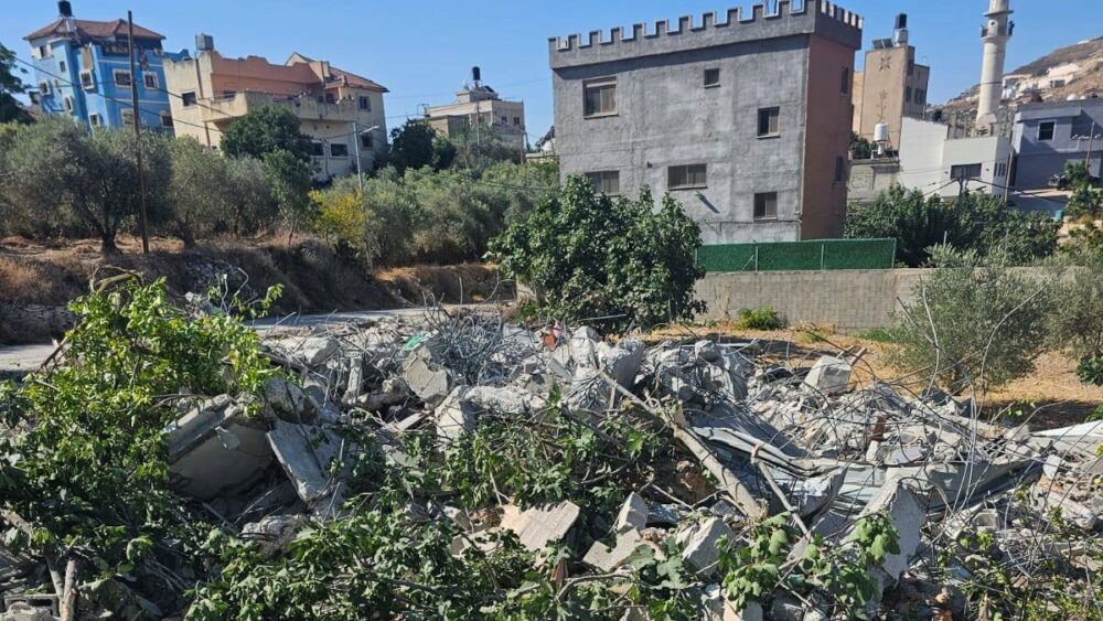 الاحتلال يهدم منزل شهيد في قرية عينابوس جنوب نابلس