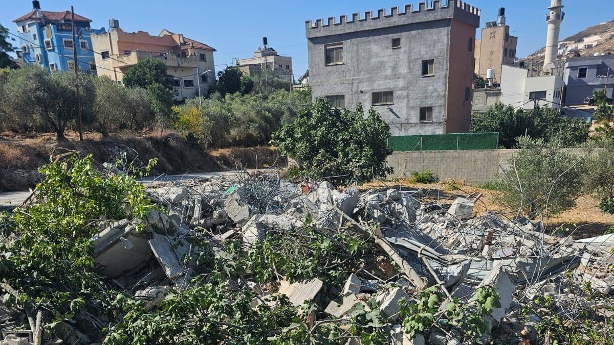 الاحتلال يهدم منزل شهيد في قرية عينابوس جنوب نابلس