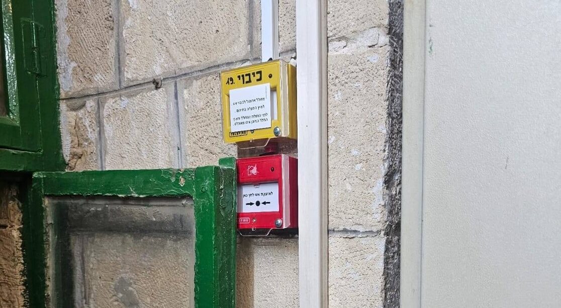 الاحتلال يستغل إغلاق الحرم الإبراهيمي الشريف لتركيب أجهزة إنذار بشكل غير قانوني