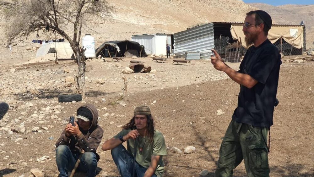 مستوطنون يعتدون على ممتلكات المواطنين في شلال العوجا شمال أريحا