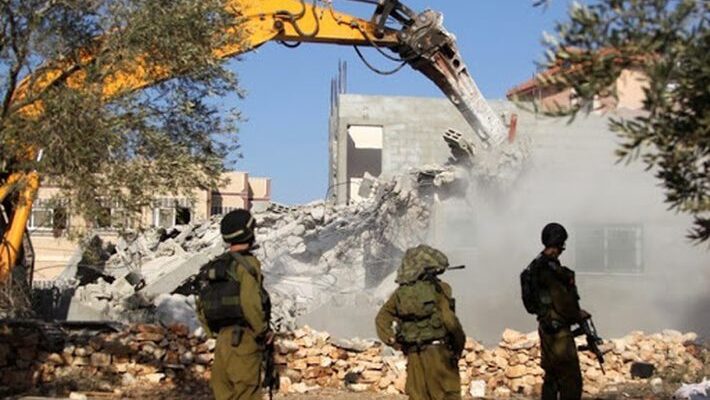 الاحتلال يهدم سوراً في بيت حنينا ويقتحم حي الطور