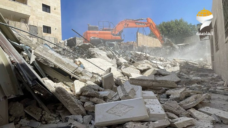 الاحتلال يجبر مواطناً ونجله على هدم منزليهما ذاتياً في القدس المحتلة