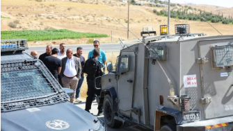 الاحتلال يمنع الوزير مؤيد شعبان وعددًا من المتضامنين من دخول قرية التوانة بمسافر يطا