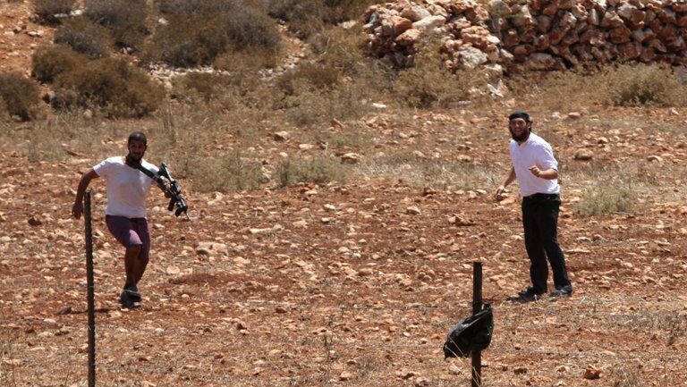 مستوطنون يهاجمون منازل المواطنين في بيتا جنوب نابلس