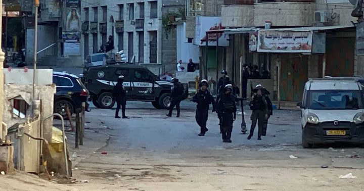الاحتلال يداهم منزلاً في مخيم شعفاط ويعتدي على قاطنيه