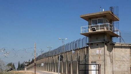السماح لعائلات الأسرى بحضور الجلسات في "عوفر" فقط