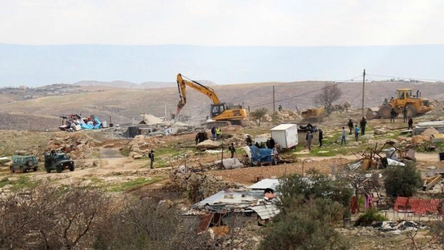 مستوطنون يواصلون تسييج أراضٍ في خربة الفارسية بالأغوار