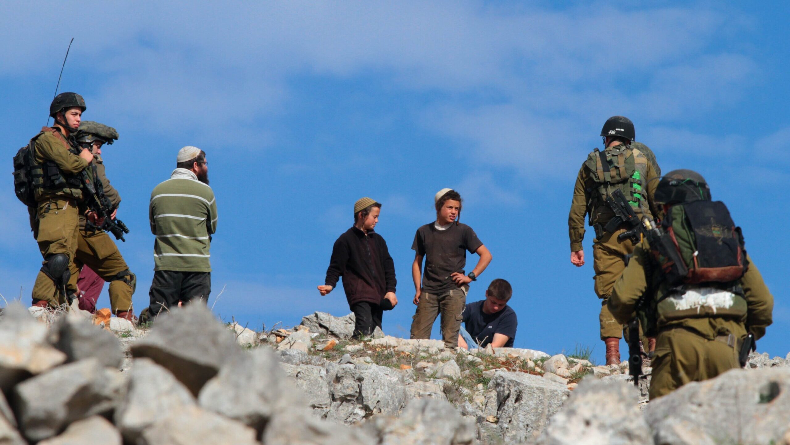 مستوطنون يعتدون على مواطن من المغير شمال شرق رام الله