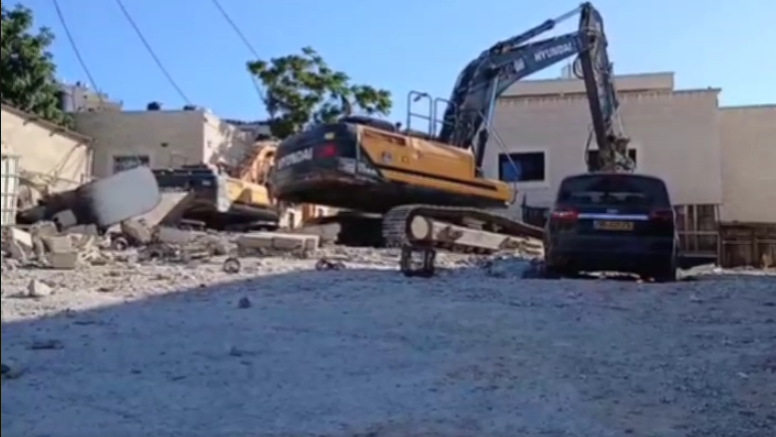 دون إخطار مسبق... الاحتلال يهدم منزلاً في حزما شمال شرق القدس