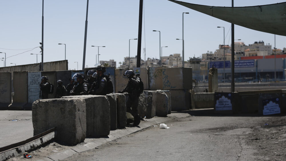 الاحتلال يغلق بوابة حاجز قلنديا