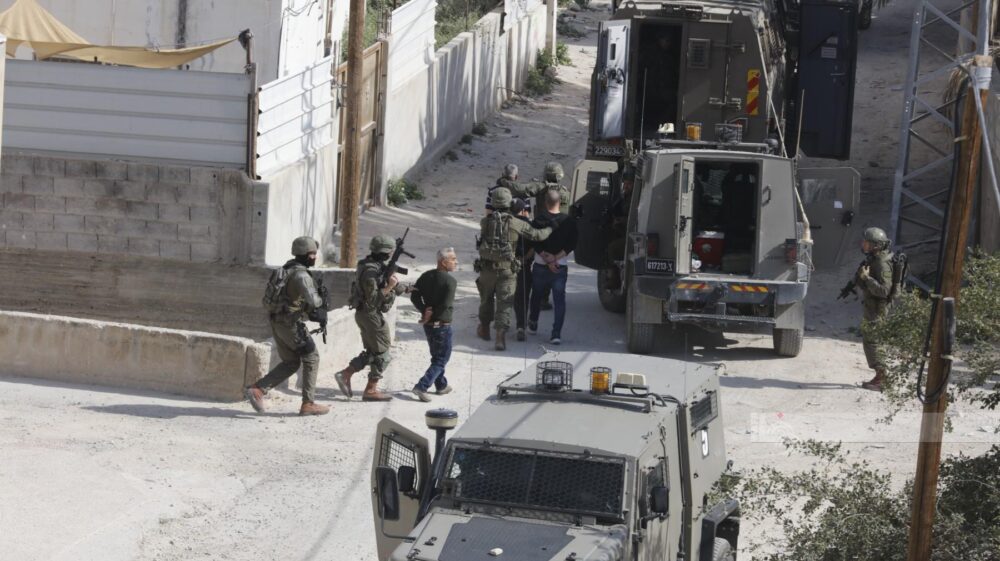 الاحتلال يعتقل 16 مواطناً من الخليل وينكل بهم