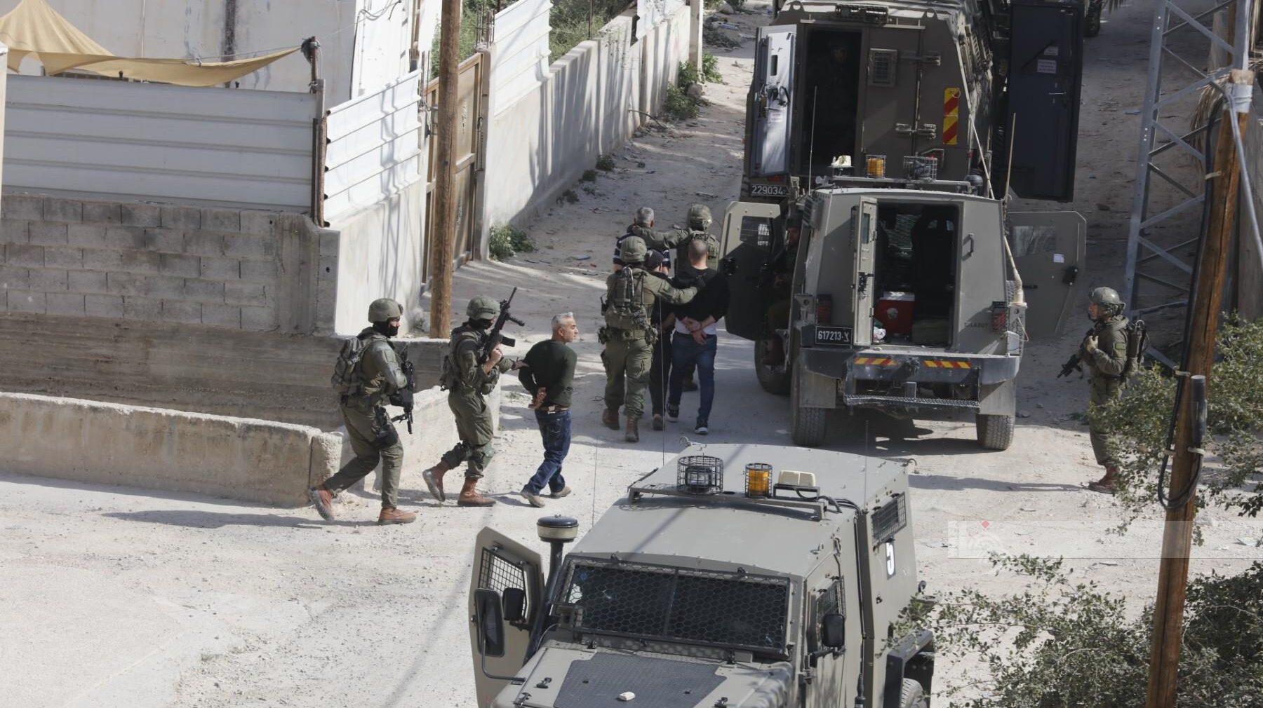 الاحتلال يعتقل 16 مواطناً من الخليل وينكل بهم