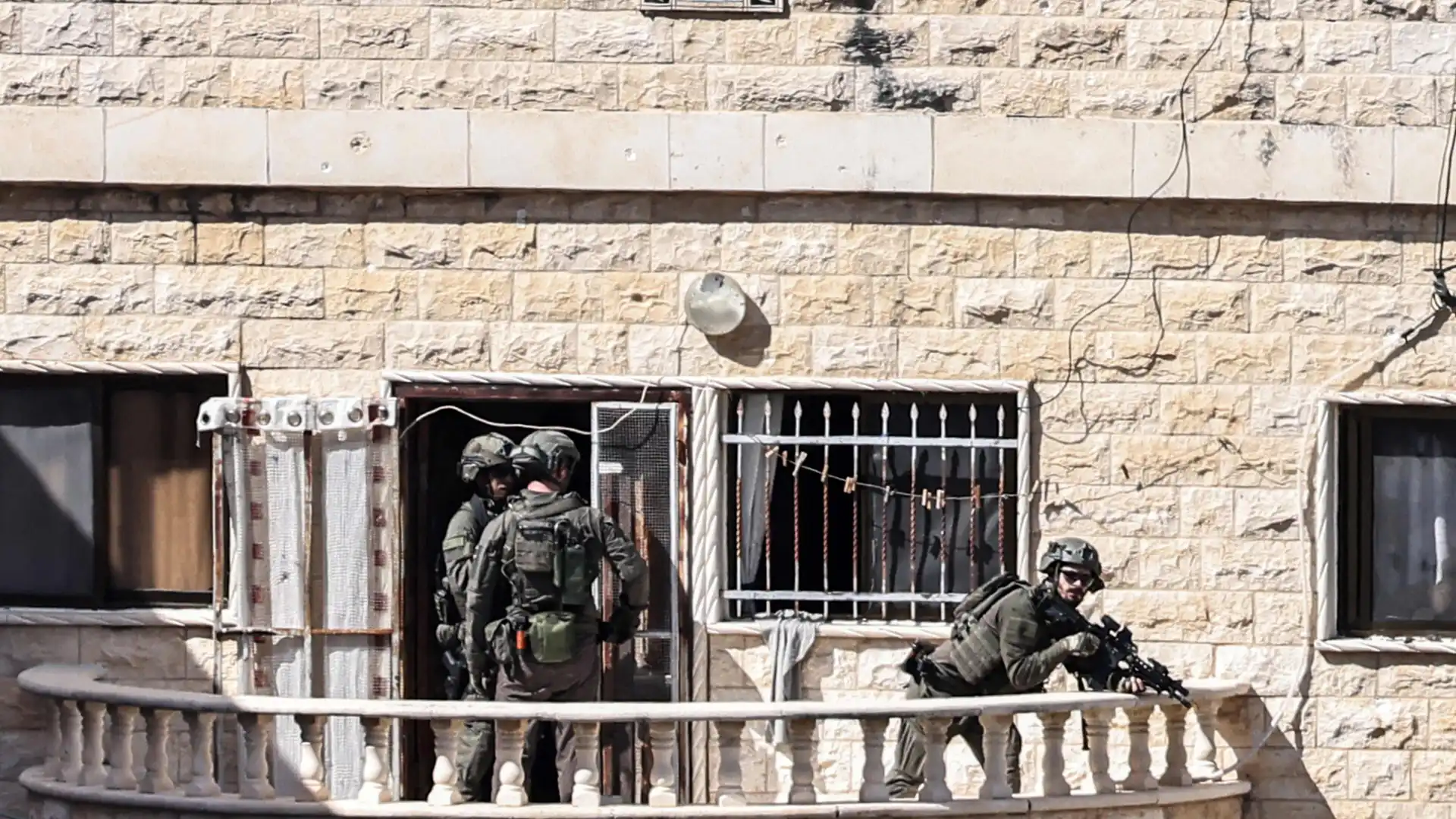 الاحتلال يحوّل عشرات منازل المواطنين إلى ثكنات عسكرية في بلدات محافظة جنين