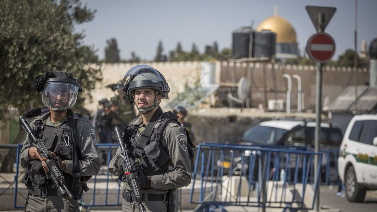 الاحتلال يقتحم المسجد الأقصى ويعتقل أربعة من حراسه وسط تصعيد خطير