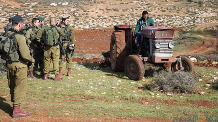 الاحتلال يعتدي على مواطن ويستولي على جرارين زراعيين في بيت أمر شمال الخليل