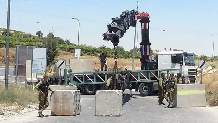 الاحتلال ينصب بوابة حديدية عند مدخل حوسان الشرقي غرب بيت لحم