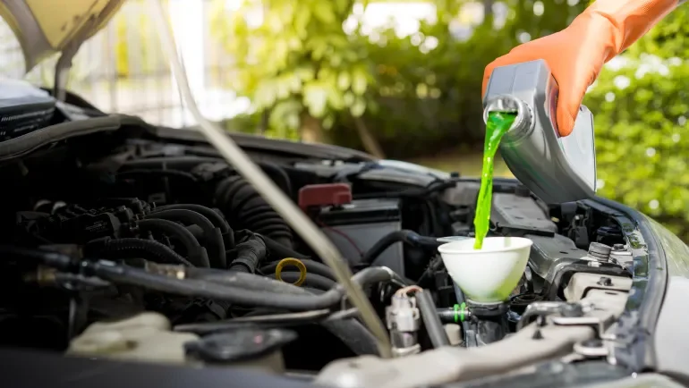 الحفاظ على سائل التبريد.. مفتاح سلامة محرك سيارتك