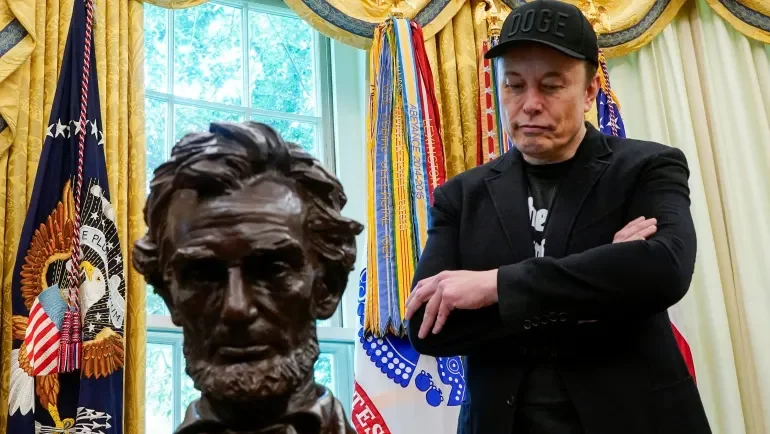 إيلون ماسك أنقذ الحكومة الأميركية وأصبح عبئًا عليها