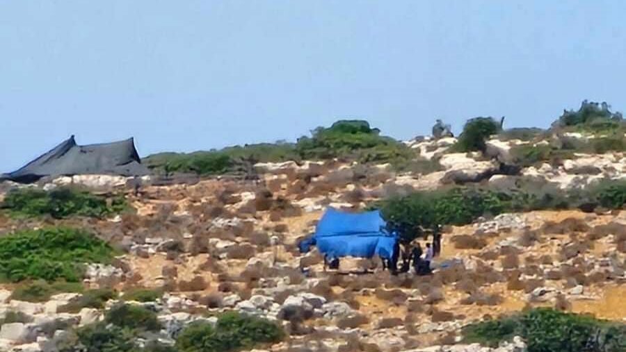 مستوطنون ينصبون خياماً في أراضي المواطنين