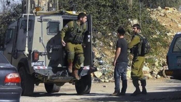 الاحتلال يعتقل ثلاثة مواطنين من قرية مثلث الشهداء