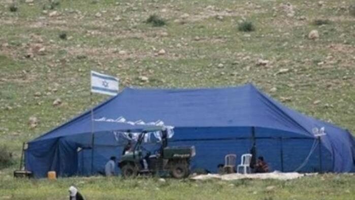 مستوطنون ينصبون خيمة وحظيرة أغنام شرق سعير