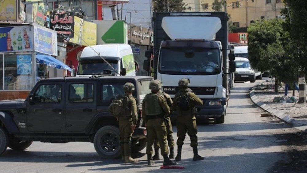 قوات الاحتلال تعيق حركة المواطنين غرب بيت لحم
