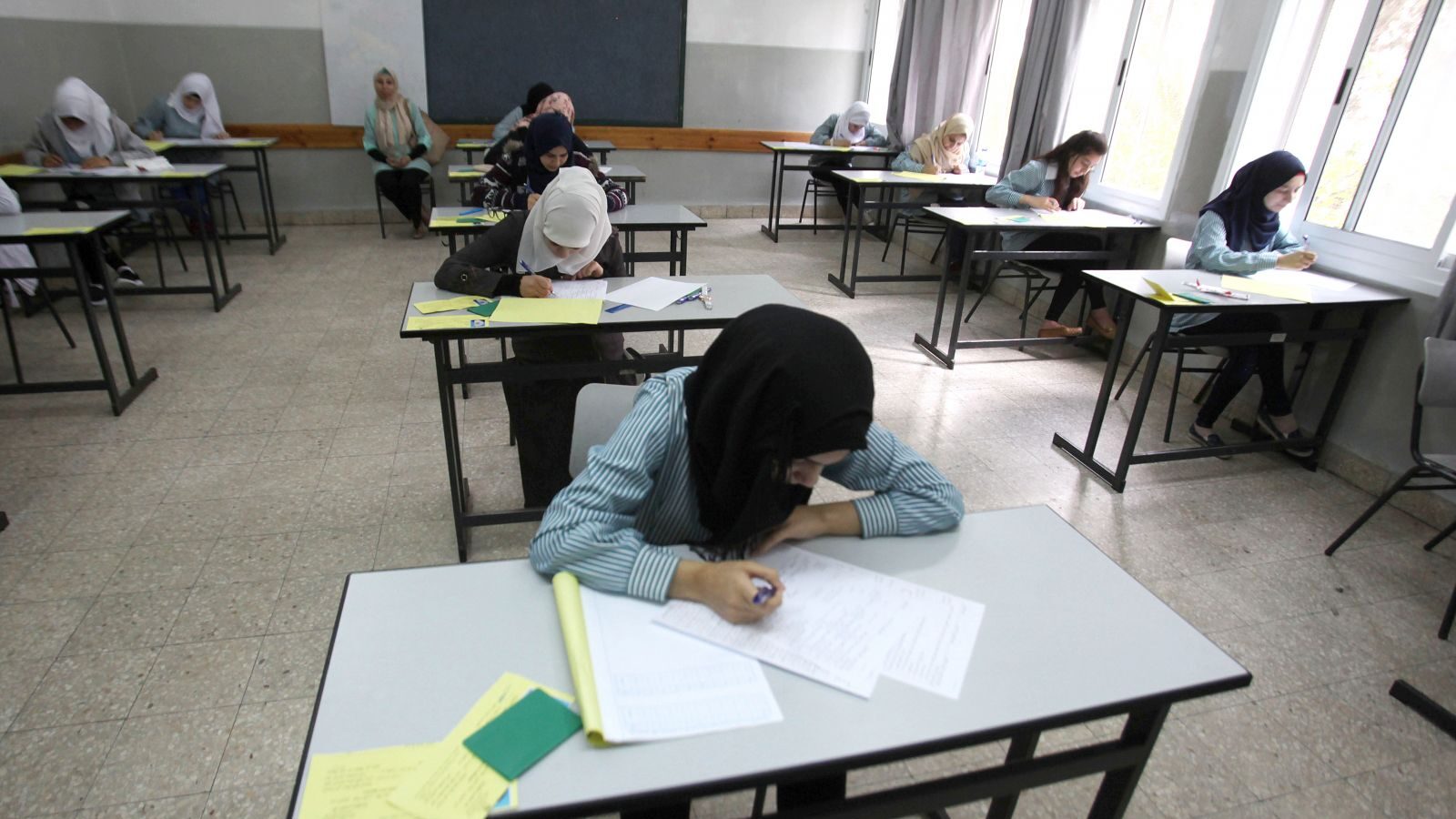 استكمال الاستعدادات لعقد امتحان الثانوية لطلبة غزة السبت المقبل