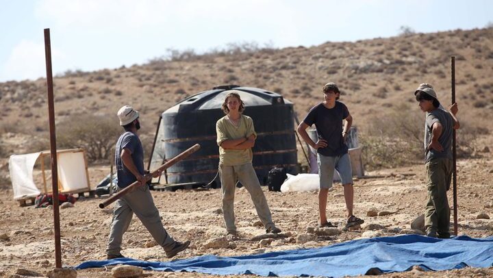 مستوطنون ينصبون خيمتين فوق أراضٍ في قرية المنيا جنوب شرق بيت لحم