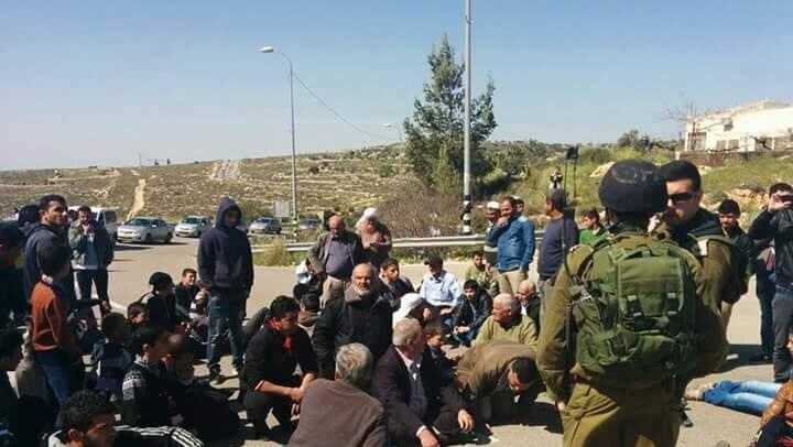 الاحتلال يحتجز عشرات المواطنين ويعتدي عليهم بالضرب في سنجل شمال رام الله