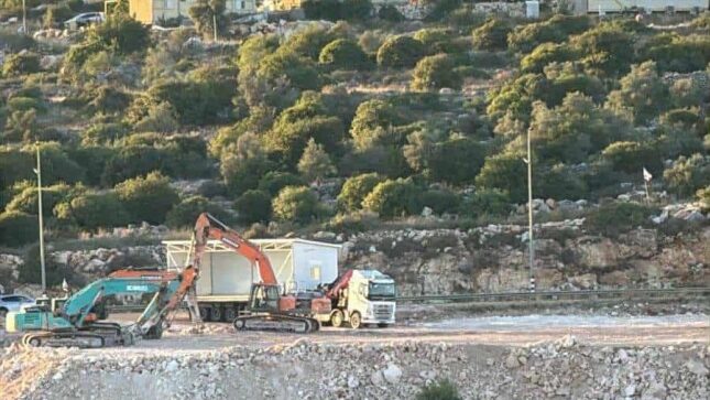 مستوطنون ينقلون كرفانات جديدة إلى غرب بردلة