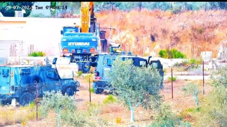 الاحتلال يهدم أرضية قيد الإنشاء ويُخطر بوقف عمل غرف زراعية شرق قلقيلية