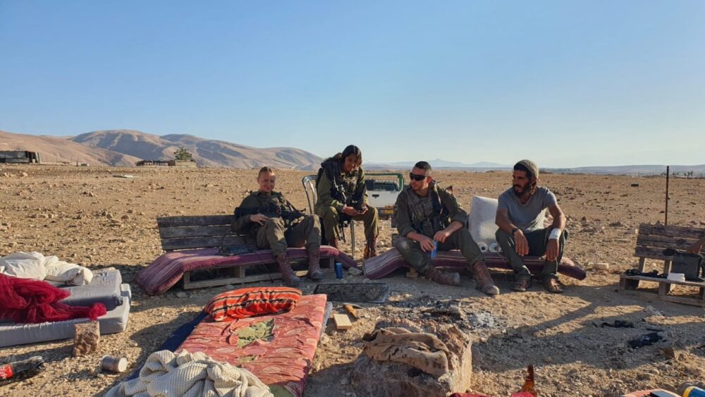 مستوطنون يهاجمون منزلاً ويدمرون محتوياته في قرية عرب المليحات