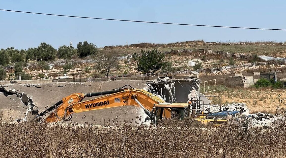 الاحتلال يهدم منشأة تجارية في الفندق شرق قلقيلية