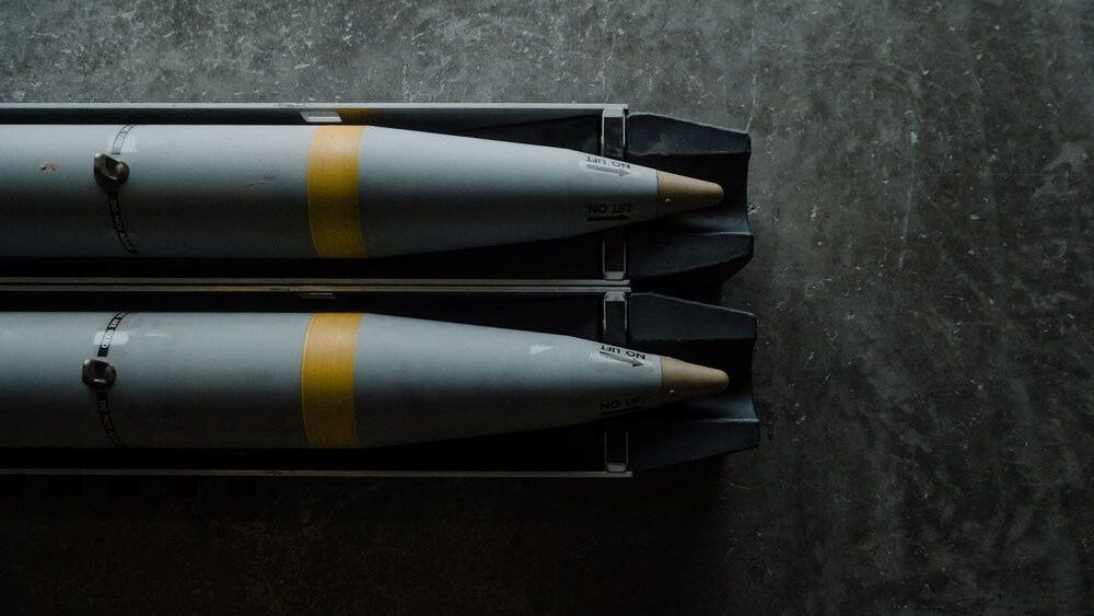 صحيفة "الغارديان" البريطانية: أرباح بملايين الدولارات من قنابل استخدمت في إبادة غزة