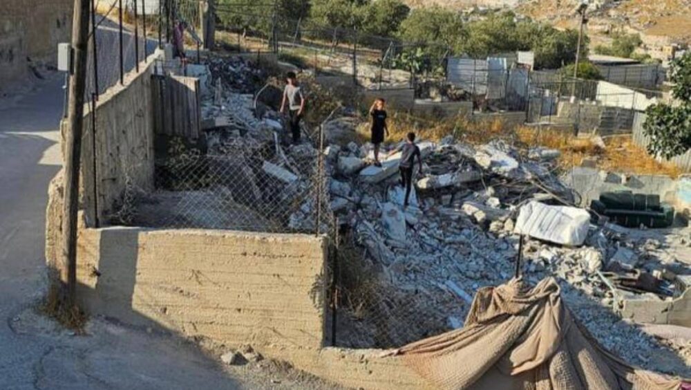 الاحتلال يجبر شقيقين على هدم منزليهما ذاتيًا في جبل المكبر