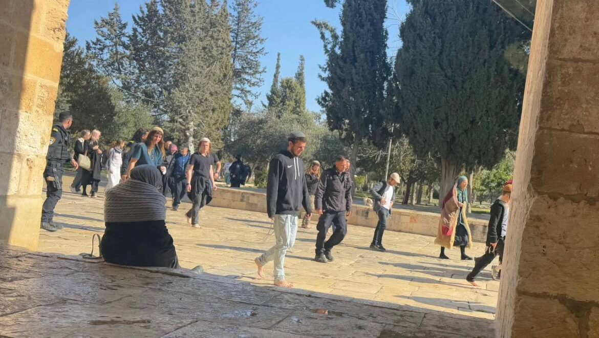 مستوطنون يقتحمون المسجد الأقصى المبارك