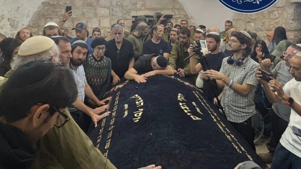 إصابة جندي في نابلس أثناء اقتحام الاحتلال ومستوطنيه لقبر يوسف