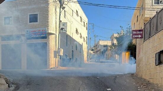 إصابة عدد من الأطفال بالاختناق خلال اقتحام الاحتلال بلدة تقوع