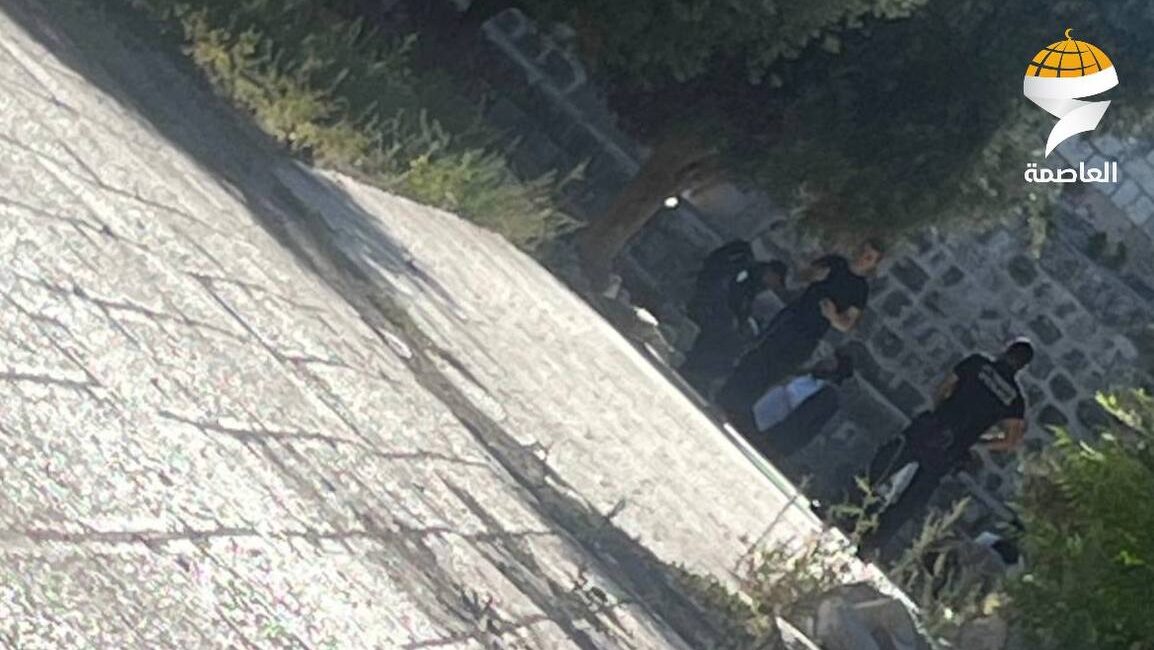 مستوطنون يؤدون السجود الملحمي أثناء اقتحام المسجد الأقصى المبارك