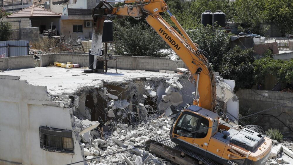 الاحتلال يُجبر عائلتين مقدسيتين على هدم منزليهما في مدينة القدس