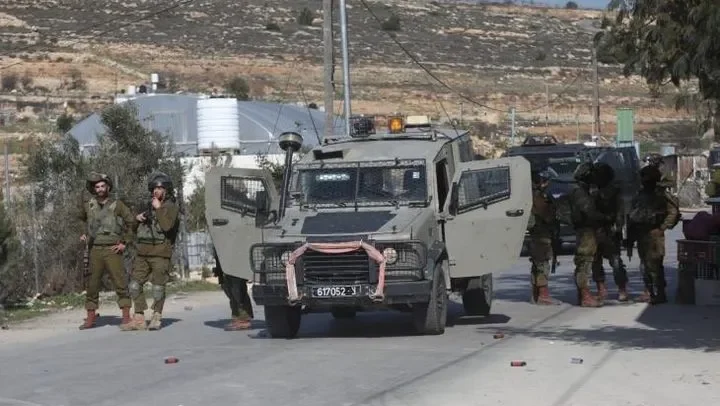 الاحتلال يداهم عدة منازل في اللبن الشرقية ويحتجز 10 شبان