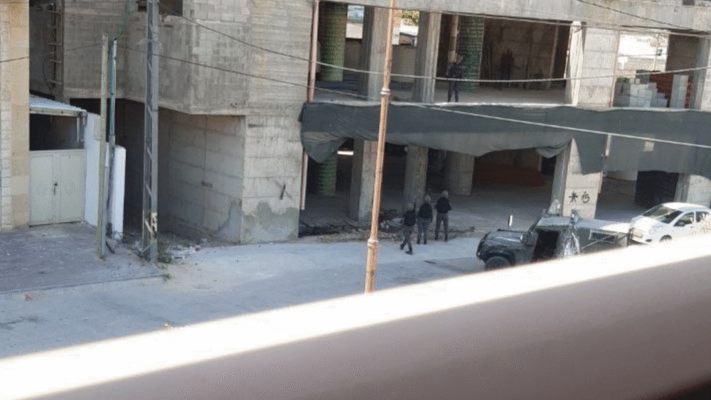 الاحتلال يقتحم مدينة قلقيلية ويداهم بناية سكنية قيد الإنشاء