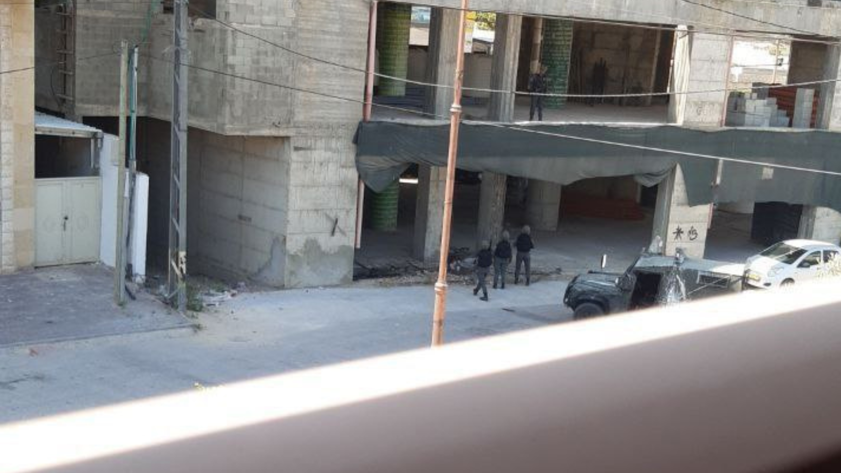 الاحتلال يقتحم مدينة قلقيلية ويداهم بناية سكنية قيد الإنشاء