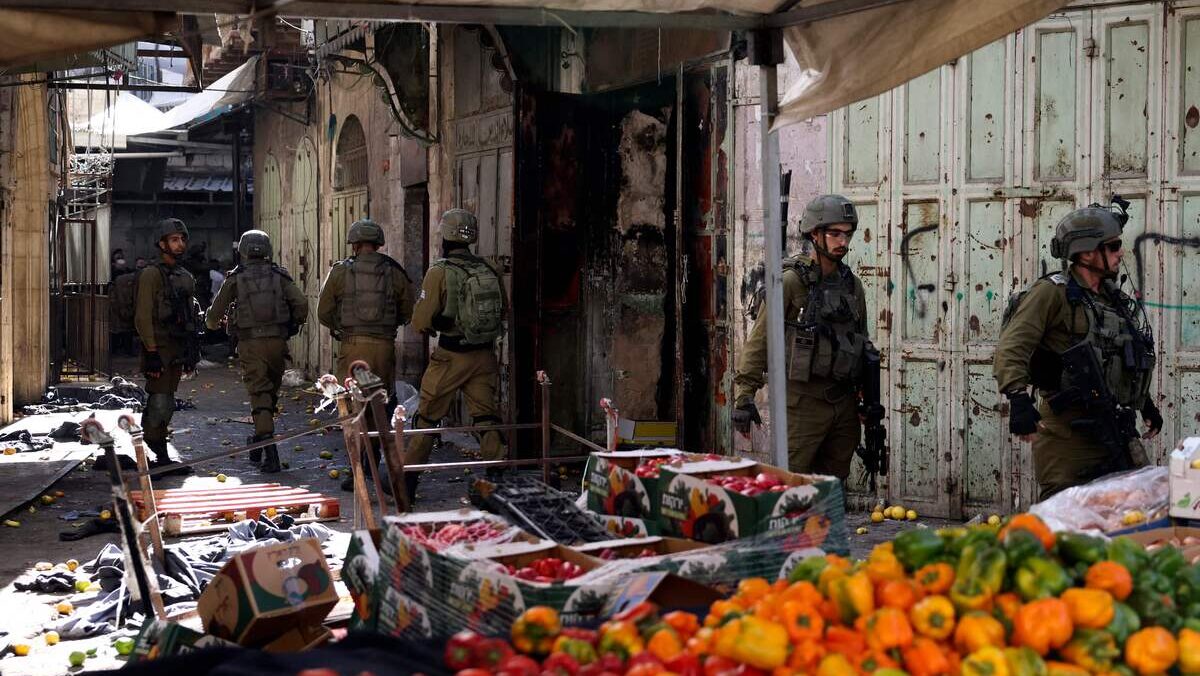 إصابة رضيعة واعتقال 8 مواطنين خلال اقتحام الاحتلال عدة مناطق في الخليل