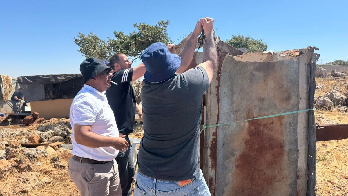 أهالي المزرعة الشرقية و"الجدار والاستيطان" يزيلون بؤرة رعوية للمستوطنين