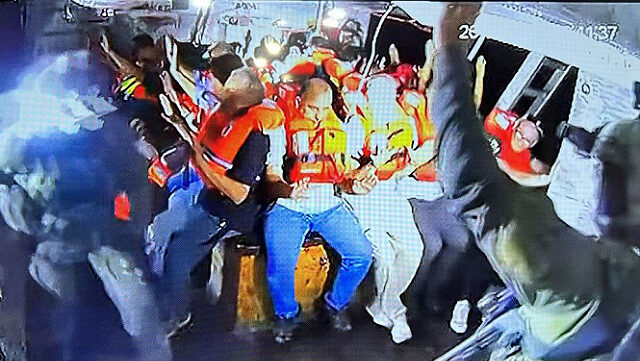 الجيش الإسرائيلي يقتحم سفينة حنظلة ويقتاد ركابها إلى جهة مجهولة