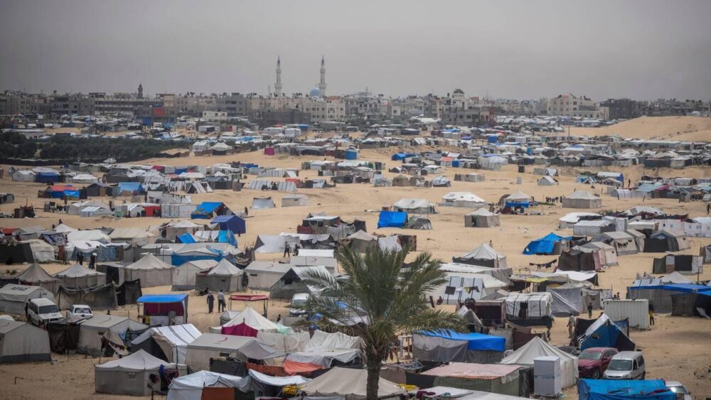 "مدار": معسكرات احتجاز جماعي جنوب قطاع غزة تحت مسمى "المدينة الإنسانية" بهدف التهجير القسري