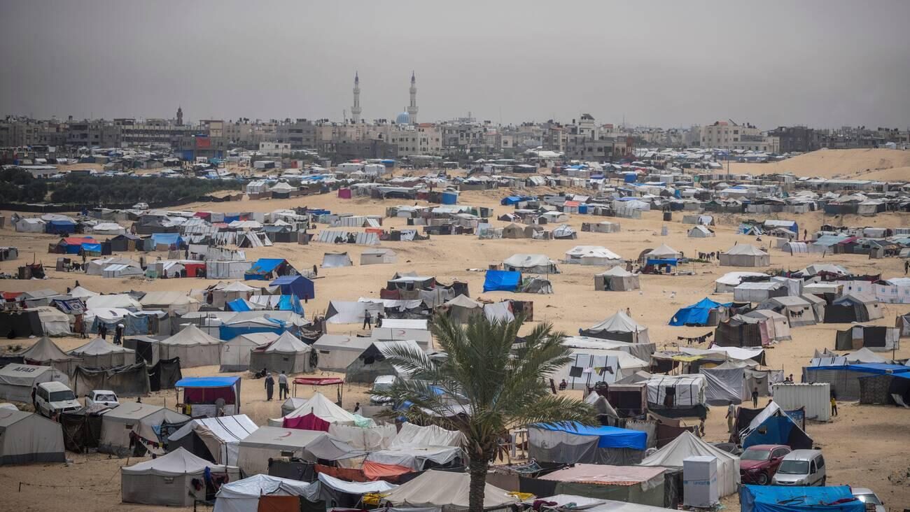 "مدار": معسكرات احتجاز جماعي جنوب قطاع غزة تحت مسمى "المدينة الإنسانية" بهدف التهجير القسري