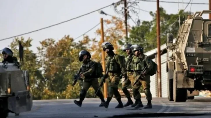 الاحتلال يداهم منازل المواطنين خلال اقتحام قلقيلية